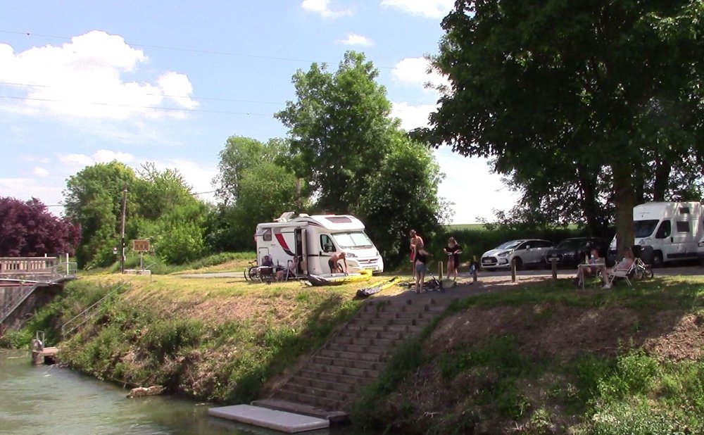 Aire camping-car  Clry-sur-Somme (80200) - Photo 8